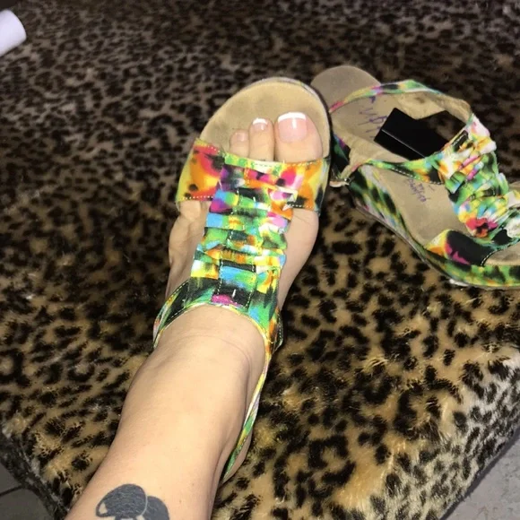 Super Cute Tie-Dye Wedges - Picture 4 of 12